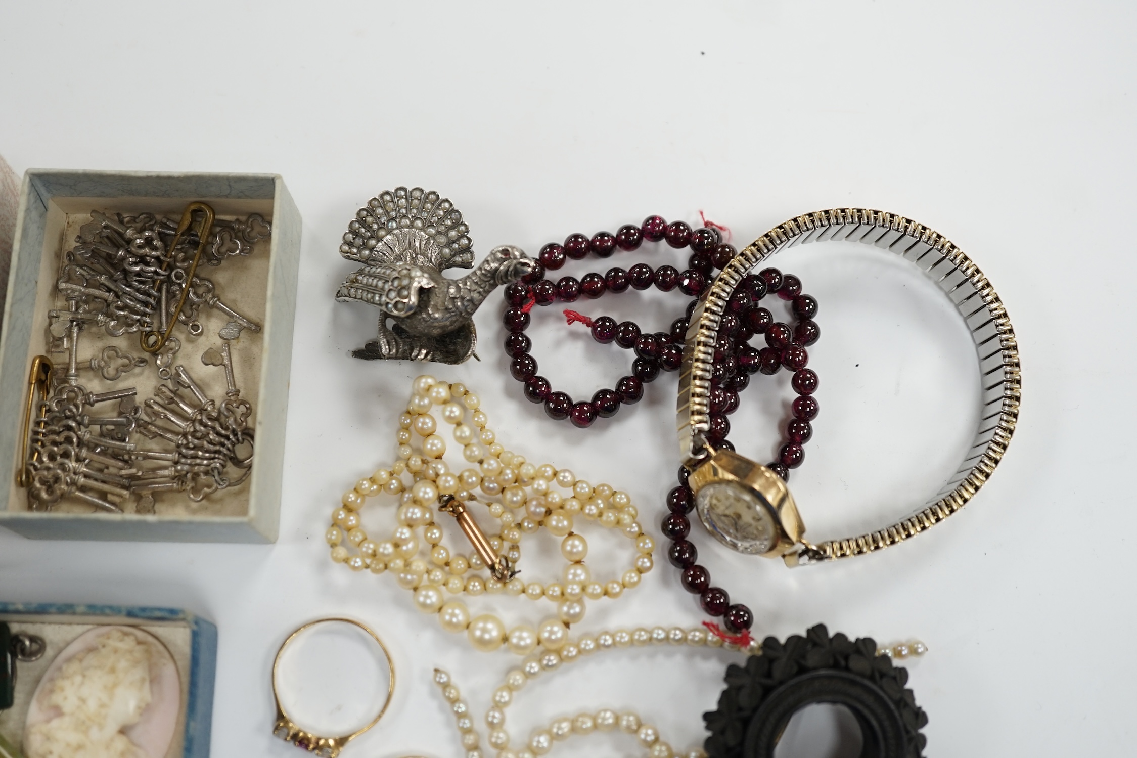 A quantity of assorted jewellery, including garner bead necklace(a.f.), unmounted stones including agate, key charms with letters, cultured pearl necklace and a yellow metal, turquoise and seed pearl set ring, etc.